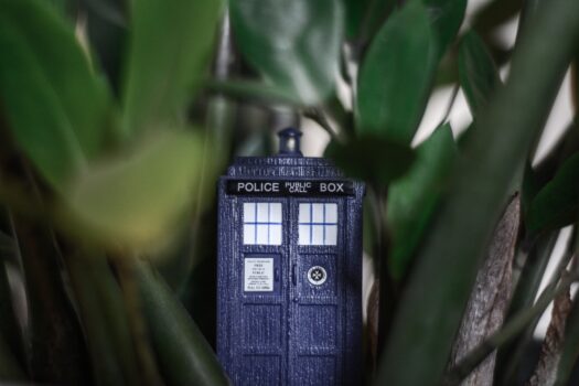Blut Docto Who-like Tardis with Police wrritten on it